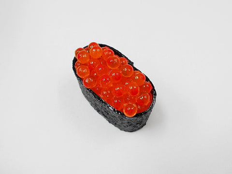 Sushi roulé Cuirassé aux Œufs de saumon Aimant