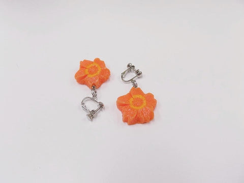 Flower-Shaped Carrot (mini) Clip-On Earrings